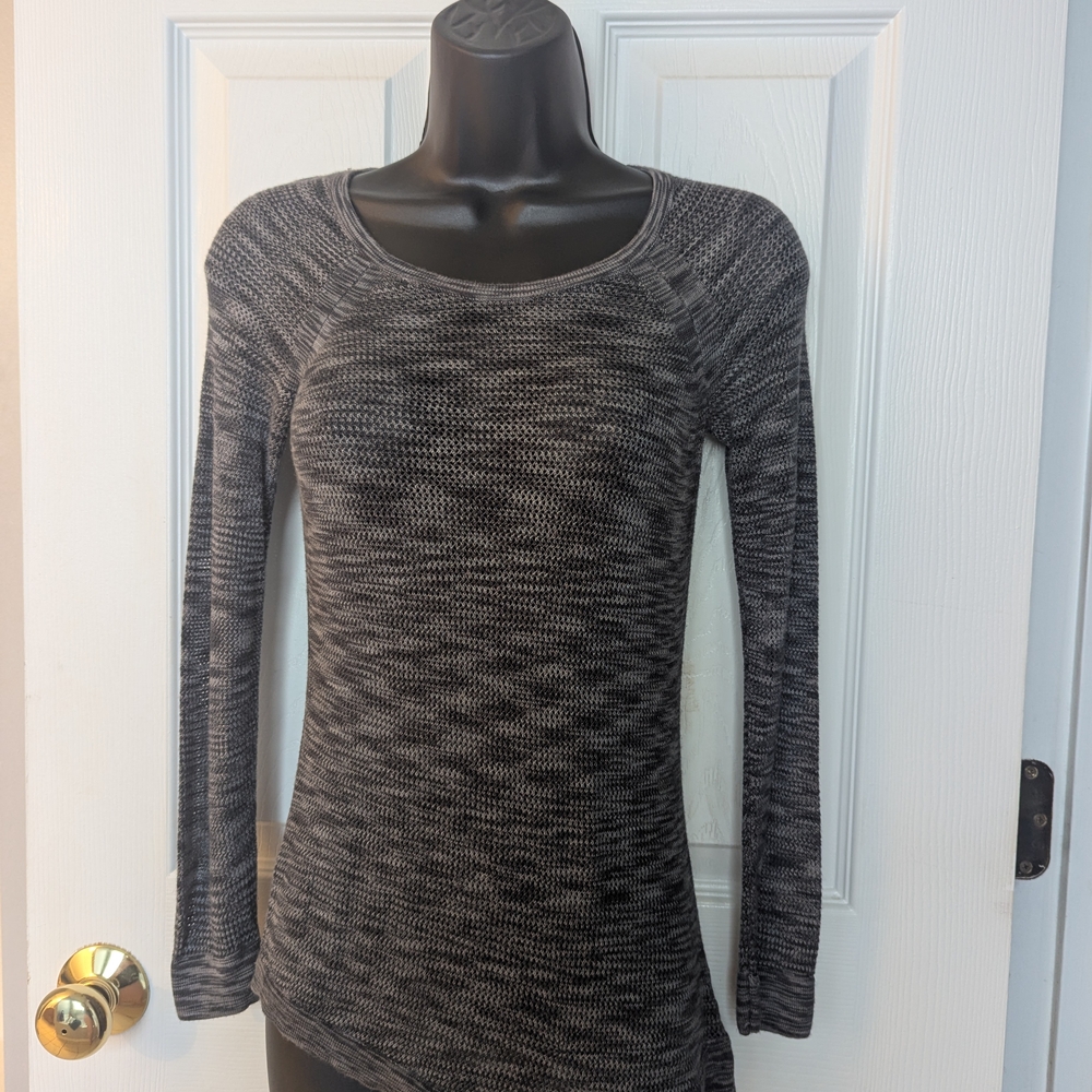 6. Marled Black and Gray Fitted Long Sleeve Blouse